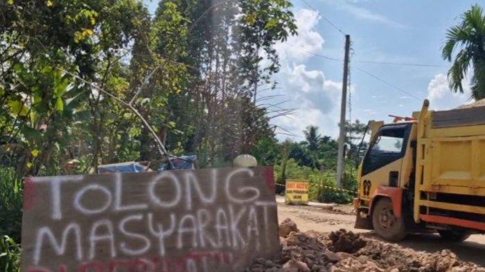 Jalan rusak terdampak proyek Tol Tempino-Nes. Masyarakat Desa Simpang Sungai Duren, Kecamatan Jambi Luar Kota, Muaro Jambi, mengeluh karena jalan rusak yang ditimbulkan aktivitas mobil proyek jalan Tol Tempino-Nes.