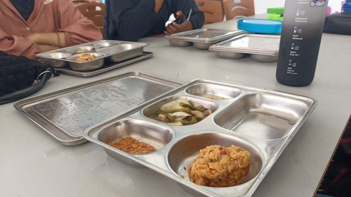 Menu makanan di SMA Titian Teras Jambi yang dikomplain para orang tua siswa.