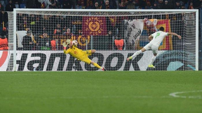 Mile Svilar menepis tendangan Alireza Jahanbakhsh saat AS Roma melawan Feyenoord
