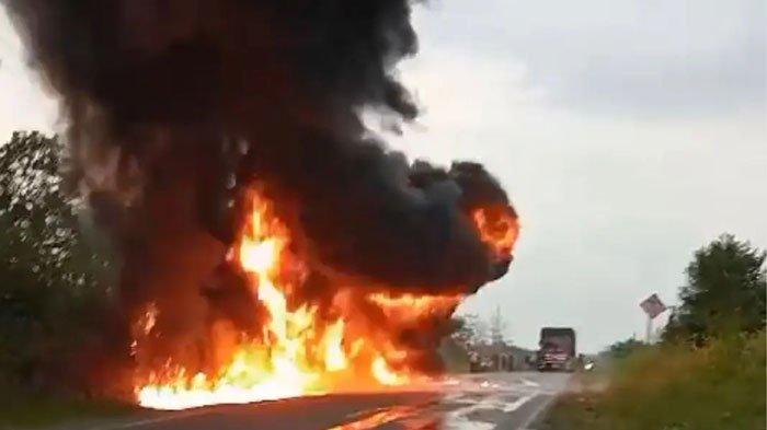 Mobil yang terbakar di Bungo, terlihat asap membubung tinggi saat kendaraan itu diselimuti api, Kamis (14/9/2023)