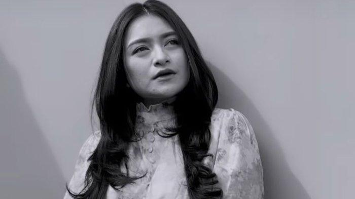 Nathalie Holscher Lepas Hijab