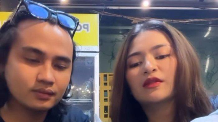 Nathalie Holscher Pamer belah durian di malam hari dengan Yogi Ilham