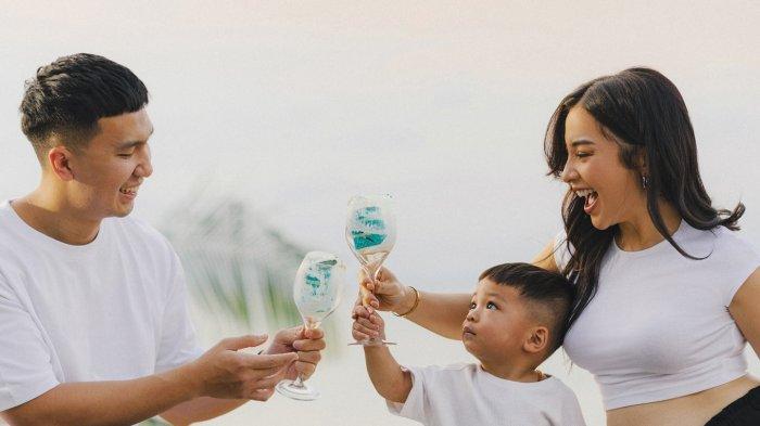 Meski tak gamblang dalam menyampaikannya, unggahan tersebut mengisyaratkan Nikita Willy dan Indra Priawan bakal dikaruniai anak laki-laki lagi.