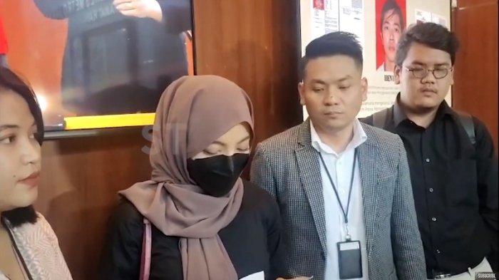 Oklin Fia usai dperiksa di Polres Metro Jakarta Pusat