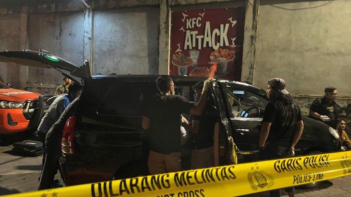 OLAH TKP - TIm Inafis Polresta Jambi melakukan olah tempat kejadian perkara kasus dua mayat dalam mobil  teparkir Trona Ekspres, Jalan Pattimura, Kecamatan Alam Barajo, Kota Jambi, Rabu (7/5/2025) malam.