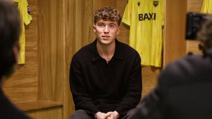 TIMNAS INDONESIA - Pemain keturunan Timnas Indonesia Ole Romeny saat sesi pemotretan di Oxford United. DPR Ri resmi menyetujui proses naturalisasi pemain keturunan Ole Romeny. (Foto ini diambil dari Instagram Ole Romeny pada Selasa (4/2/2025).