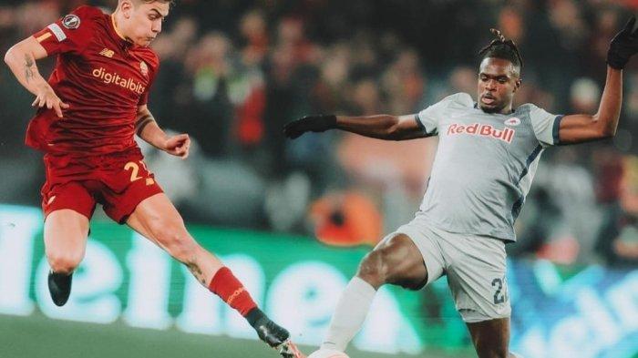 Bek RB Salzburg Oumar Solet berduet dengan penyerang AS Roma Paulo Dybala