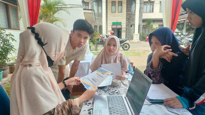 Peserta didik sedang melakukan pengisian data diri di Posko PPDB Dinas Pendidikan Provinsi Jambi.