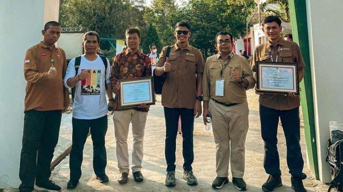 Para penerima penghargaan HKAN, Administratur PT SAL, Kepala Balai TNBD, Asisten CSR PT SAL dan mijak SAD.