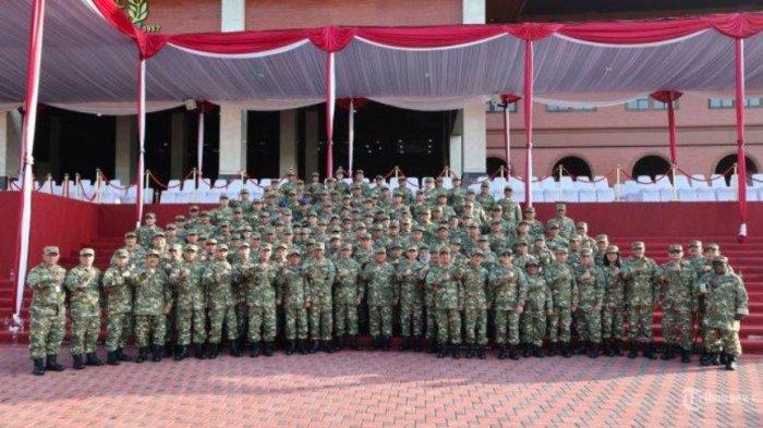 RETRET KEPALA DAERAH - Gambar selebaran ini diambil dan dirilis pada tanggal 25 Oktober 2024 oleh Partai Gerindra memperlihatkan Presiden Indonesia Prabowo Subianto berfoto bersama peserta retreat Kabinet Merah Putih di akademi militer di Magelang, Jawa Tengah. Retret di pemerintahan Prabowo kembali digelar dengan peserta para calon kepala daerah di Akmil Magelang, Jawa Tengah. TRIBUNNEWS/HO/PARTAI GERINDRA (PARTAI GERINDRA)
