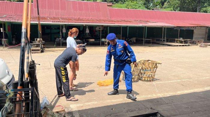 PENIKAMAN - Seorang pria tewas ditikam dengan pisau diduga tersulut emosi karena korban menagih hutang secara kasar kepada terduga pelaku bernama Anggi di pasar Angso Duo, Kota Jambi, Kamis (1/5/2025) sekira 10:00 WIB.