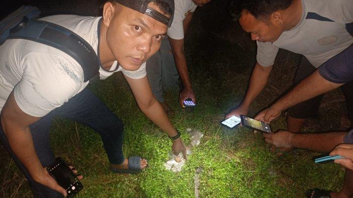 Pelaku penikaman di Tungkal Ulu Tanjabbar meninggalkan senjata tajam jenis pisau yang berlumuran darah usai lukai korbannya di lokasi kejadian yakni di jalan arah masuk PT STU.