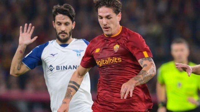 Pemain  AS Roma Nicolo Zaniolo Berduel Dengan Pemain Lazio di Serie A Italia pada Senin (7/11/2022)