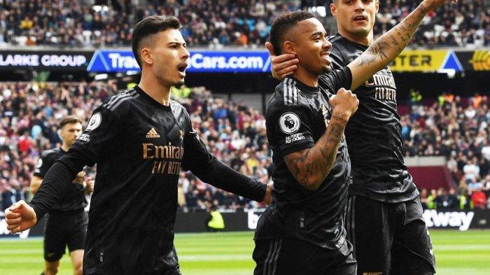 Pemain Arsenal selebrasi