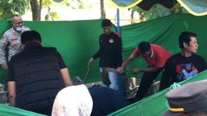 Pembongkaran Makam Pria