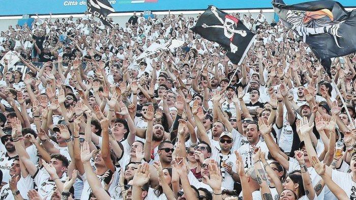 Pendukung Spezia saat menyaksikan pertandingan play-off