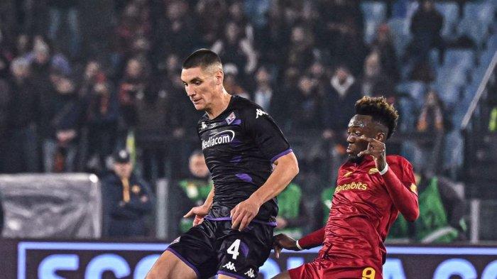 Penyerang AS Roma, Tammy Abraham menghadapi pemain Fiorentina