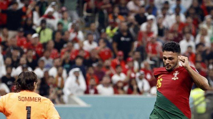 Penyerang Portugal, Goncalo Ramos saat menyontekkan bola ke gawang Swiss yang dijaga Yan Sommer
