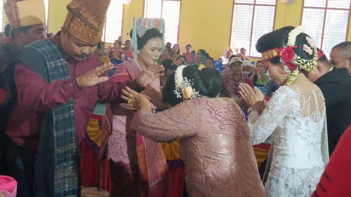 Pernikahan kakak almarhum Nofriansyah Yosua Hutabarat atau Brigadir Yosua, Yuni Artika Hutabarat dengan pujaan hatinya Josua Crystopel Pangihutan Sitorus membawa kebahagian bagi keluarga.