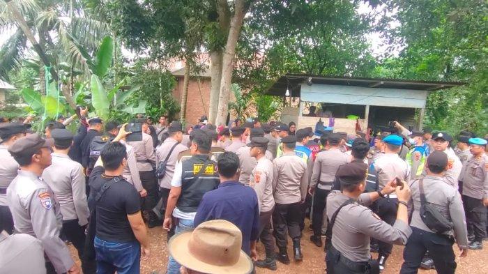 Ratusan personel Polda Jambi membubarkan paksa aksi warga yang memblokir jalan PT. FPIL di Kumpeh Ulu, Kabupaten Muaro Jambi.