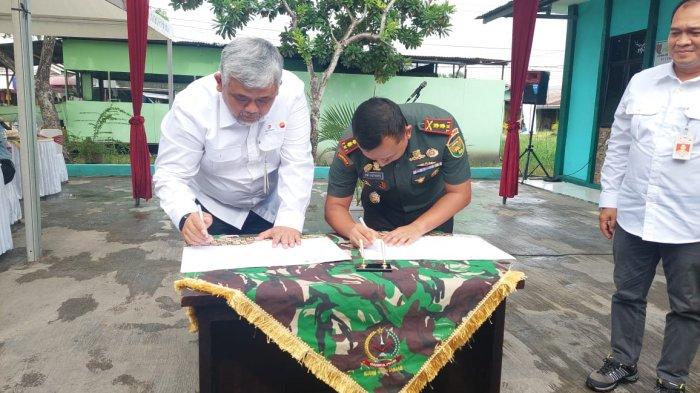 SKK Migas PetroChina International Jabung Ltd menyerahkan bantuan tiga unit asrama Kodim 0419/Tanjung Jabung, Rabu (27/12/2023).