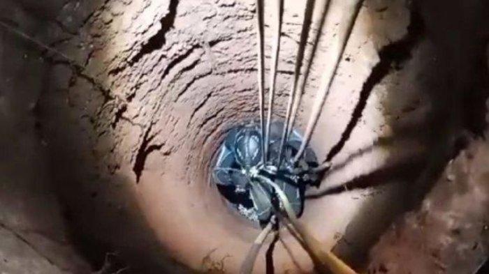 Petugas Damkar Turun ke Sumur