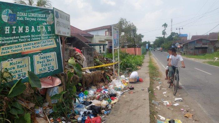 Petugas kebersihan Tanjabbar menemukan seorang bayi di dalam tempat pembuangan sampah.