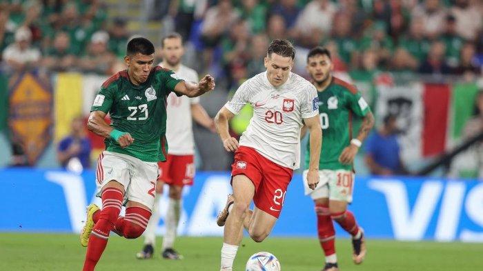 Piotr Zielinski saat membela Polandia lawan Meksiko di Piala Dunia 2022
