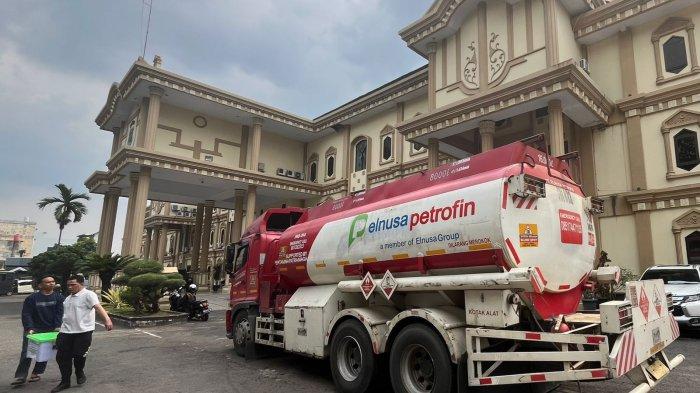 Tim Subdit IV Tipidter Ditreskrimsus Polda Jambi mengamankan sebuah mobil tangki Pertamina Elnusa Petrofin berwarna merah putih dengan nomor polisi B 9449 SFV. 