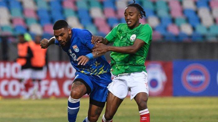 PREDIKSI SKOR - Pemain Eswatini berdual dengan pemain Madagaskar di COSAFA Cup. Selanjutnya Eswatini menghadapi Tanzania di perempat final COSAFA Cup.