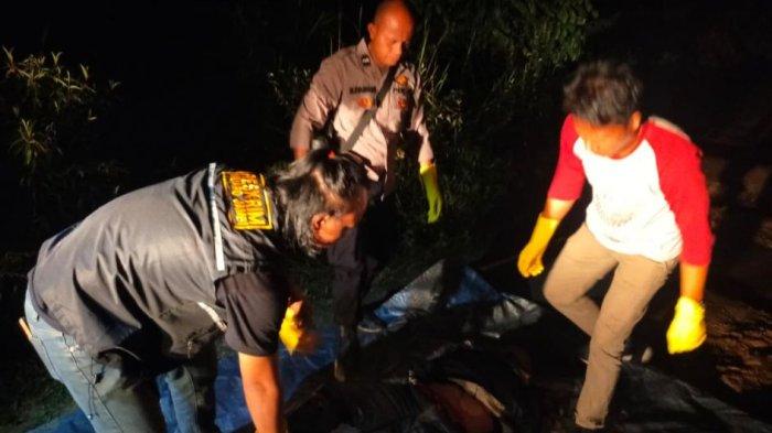 Polisi evakuasi jasad pria di Jambi yang dibunuh suami dari pacarnya.