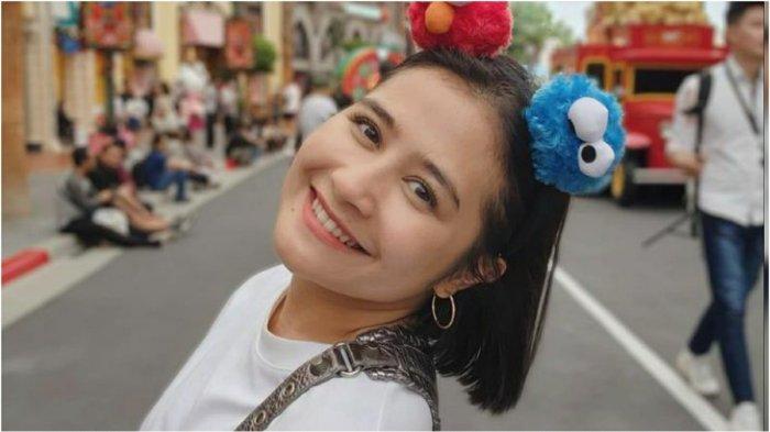 ARTIS CANTIK - Artis Indonesia Prilly Latuconsina dengan gaya rambut pendek.
