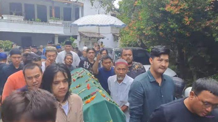 Proses Pemakaman Ayah Ammar Zoni
