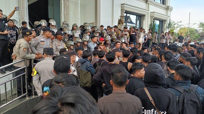 Puluhan mahasiswa yang tergabung dalam Aliansi Mahasiswa Jambi Melawan menggelar aksi unjuk rasa di depan Gedung DPRD Provinsi Jambi, Rabu (23/4/2025).