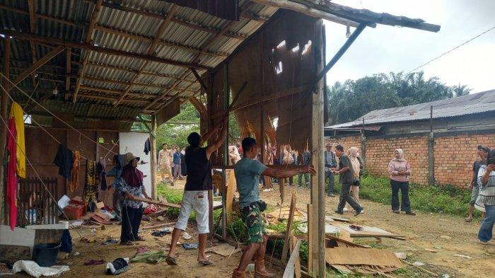 DIBAKAR WARGA - Puluhan warung remang-remang di Desa Suko Awin Jaya, Kecamatan Sekernan, Kabupaten Muaro Jambi, dihancurkan dan dibakar warga, Selasa (18/2/2025). sd