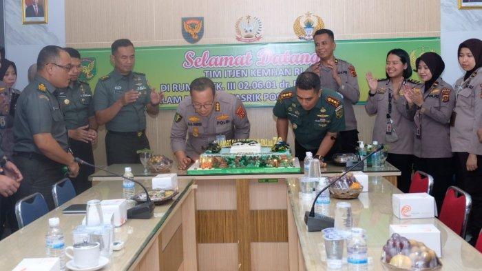 Kepala Rumah Sakit Bhayangkara Polda Jambi Kombes Pol dr. M. El Yandiko, Sp.An memberikan kejutan kepada Komandan Rumah Sakit DKT Bratanata Jambi, Letnan Kolonel (Letkol). CKM Dr dr Faisal Rosady, yang merayakan HUT Kk-78 TNI, Kamis (5/10/2023).