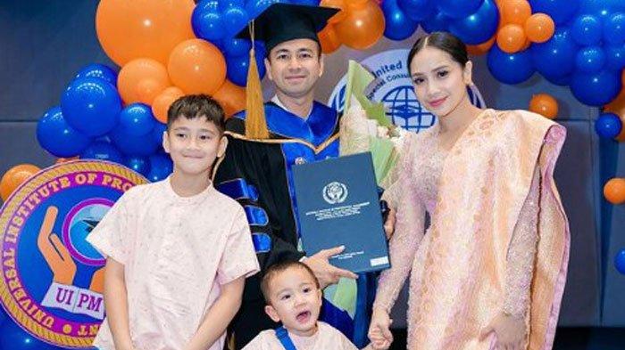 Raffi Ahmad meraih Gelar Doktor Kehormatan