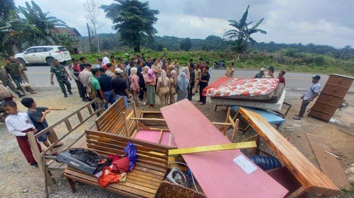 DIBAKAR - Ratusan orang yang didominasi emak-emak mengamuk, menghancurkan dan membakar warung remang-remang (warem) di Jalan Lintas Timur Jambi-Riau Km 56, tepatnya di Desa Suko Awin Jaya, Kecamatan Sekernan, Kabupaten Muaro Jambi, Selasa (18/2/2025).