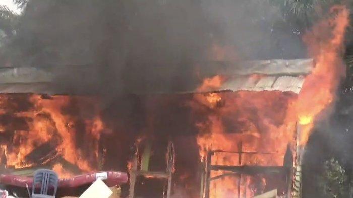 PEMBAKARAN - Ratusan warga Desa Suko Awin Jaya, Kecamatan Sekernan, Kabupaten Muaro Jambi, menghancurkan dan membakar warung remang-remang (warem) di Km 56 desa setempat, Selasa (18/2/2025) malam.