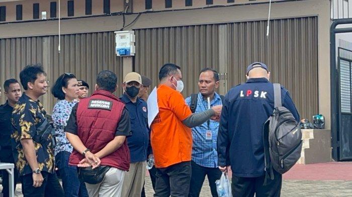 DIKAWAL KETAT - Tersangka kasus narkoba di Jambi, Didin dikawal ketat saat reka ulang adegan, Kamis (6/2/2025).