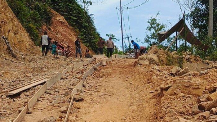 Rela Keluarkan Biaya Swadaya, Warga Batin Pegambang Sarolangun Perbaiki Jalan yang Rusak Parah 