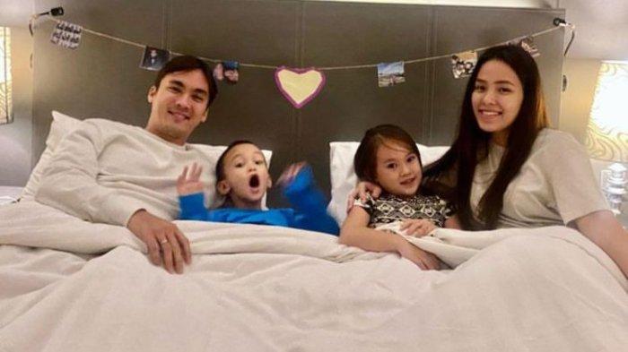 Rendy Kjaernett dan Lady Nayoan beserta anak-anaknya