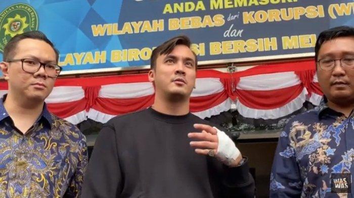 Rendy Kjaernett datang di sidang mediasi kedua dengan tangan diperban