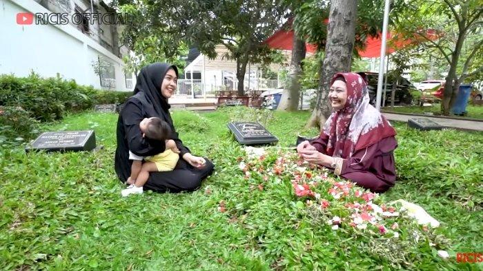 Ria Ricis Ziarah ke mMakam Ayahnya tanpa ditemani Teuku Ryan