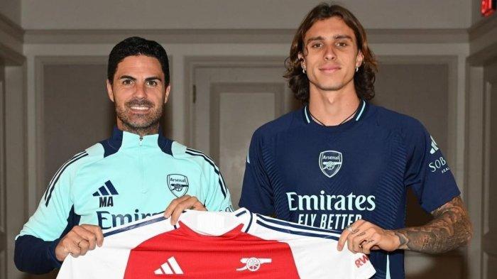 Riccardo Calafiori saat diperkenalkan sebagai pemain baru Arsenal.