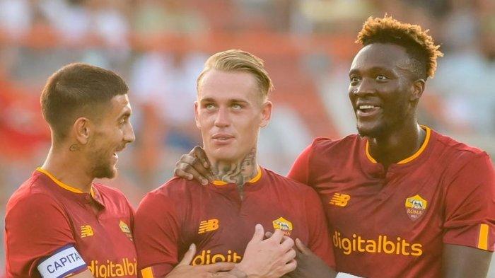 Rick Karsdorp (tengah) di AS Roma