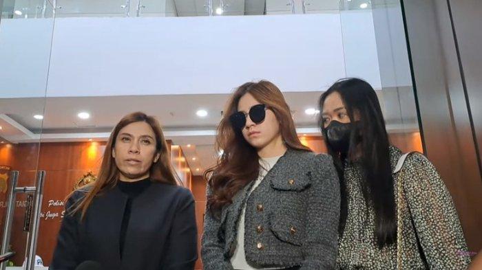 Rinoa Aurora bersama Ibunya Senduk usai menjalani pemeriksaan di Polres Metro Jakarta Pusat