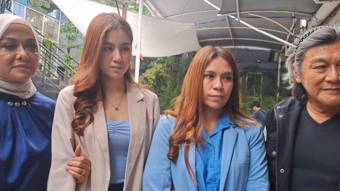 Rinoa Aurora bersama ibunya, Willy Dozan dan Betharia Sonata setelah menjenguk Leon Dozan di penjara