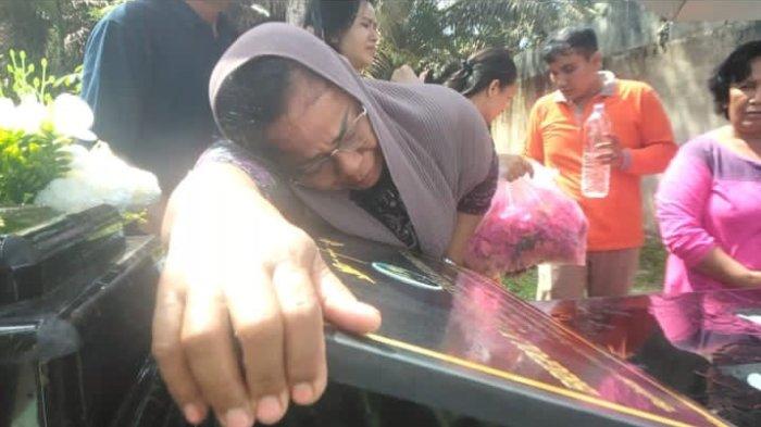 Rosti Simanjuntak tak dapat menahan air matanya saat berziarah setahun meninggalnya almarhum Brigadir Yosua, Sabtu (8/7/2023).