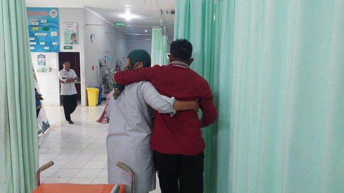 Pasien di RSUD STS Tebo, Sabar, saat dipapah istrinya di rumah sakit. Pihaknya mengaku ditolak BPJS Kesehatan. Namun, pihak rumah sakit dan BPJS Kesehatan memberikan klarifikasi terkait hal itu.
